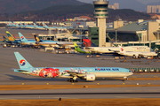 Korean Air Boeing 777-3B5(ER) (HL8250) at  Seoul - Incheon International, South Korea