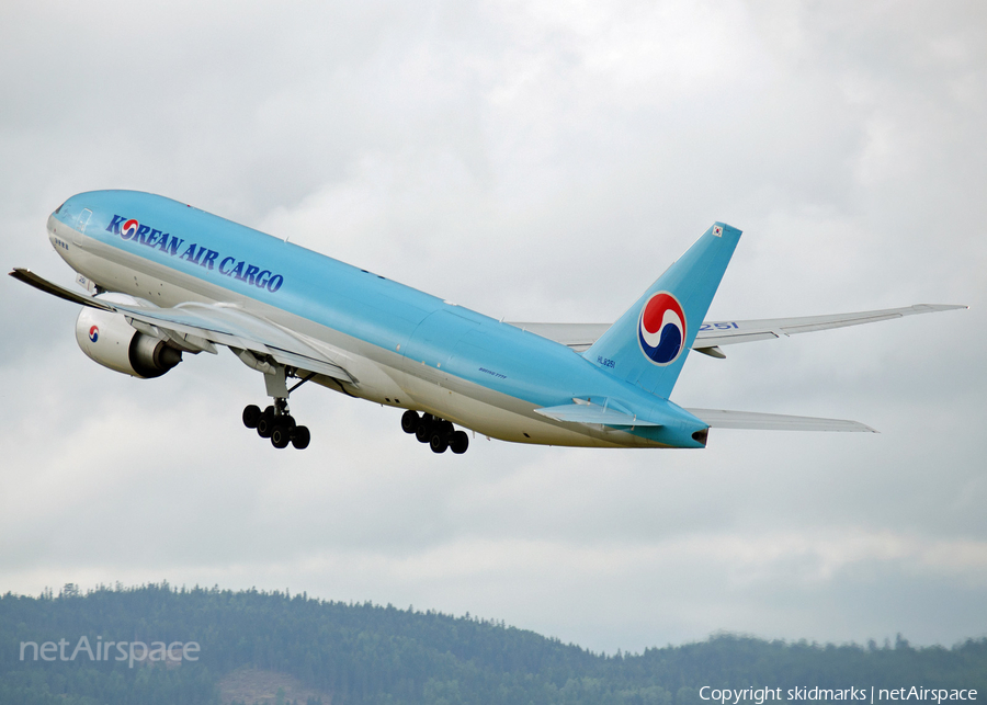 Korean Air Cargo Boeing 777-FB5 (HL8251) | Photo 52030