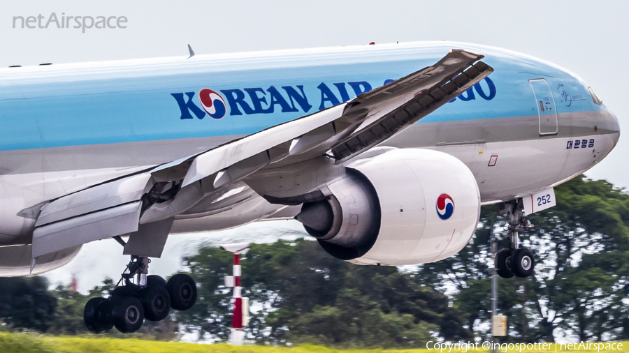 Korean Air Cargo Boeing 777-FB5 (HL8252) | Photo 367496