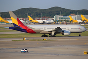 Asiana Airlines Boeing 777-28E(ER) (HL8284) at  Seoul - Incheon International, South Korea