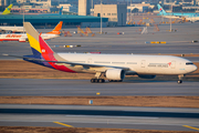 Asiana Airlines Boeing 777-28E(ER) (HL8284) at  Seoul - Incheon International, South Korea