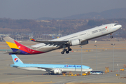 Asiana Airlines Airbus A330-323 (HL8286) at  Seoul - Incheon International, South Korea