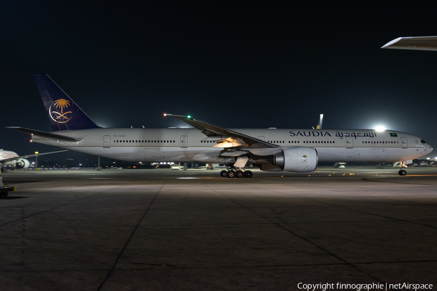 Saudi Arabian Airlines Boeing 777-367(ER) (HZ-AK25) | Photo 537557