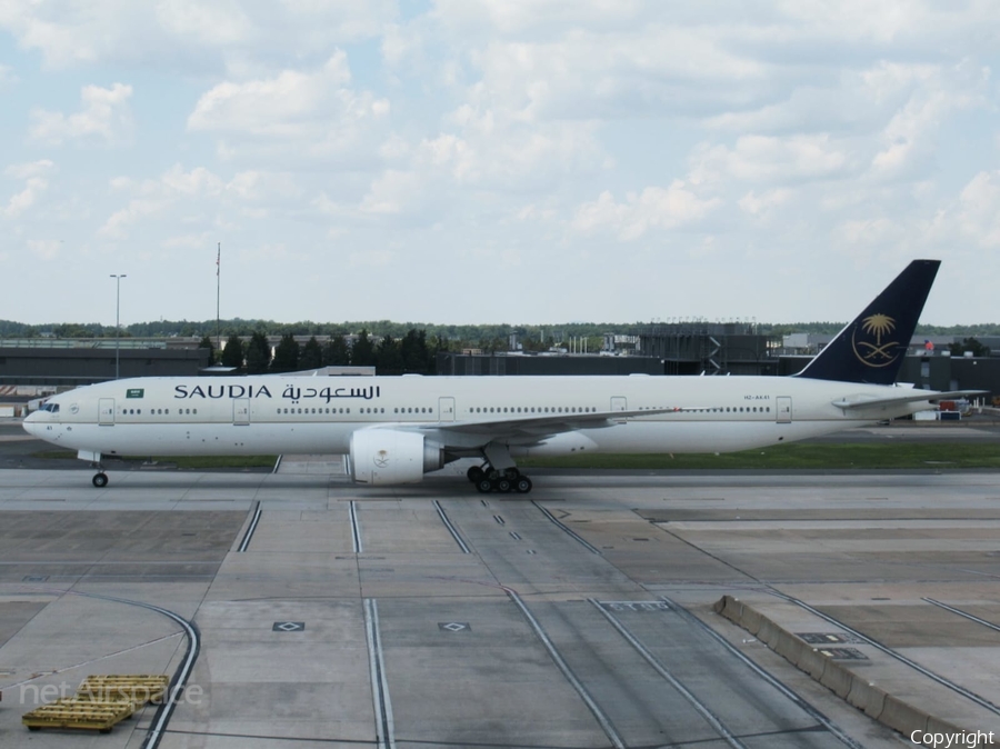 Saudi Arabian Airlines Boeing 777-368(ER) (HZ-AK41) | Photo 515811