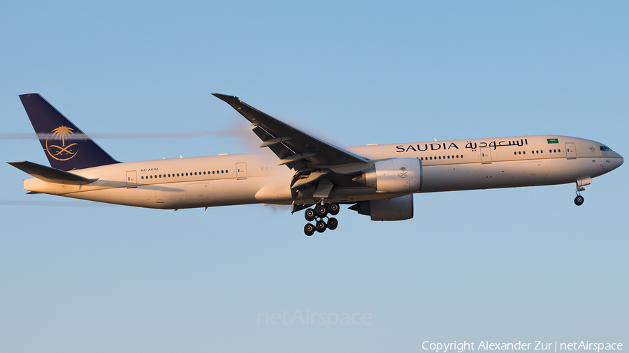 Saudi Arabian Airlines Boeing 777-368(ER) (HZ-AK42) | Photo 345545