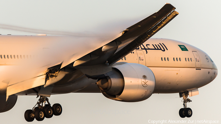 Saudi Arabian Airlines Boeing 777-368(ER) (HZ-AK42) | Photo 345546
