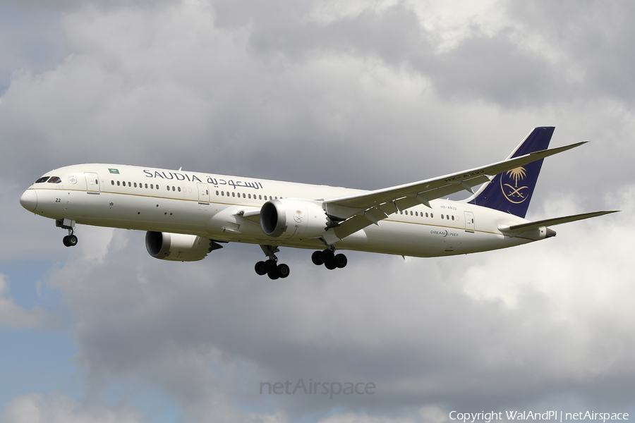 Saudi Arabian Airlines Boeing 787-9 Dreamliner (HZ-AR22) | Photo 521057