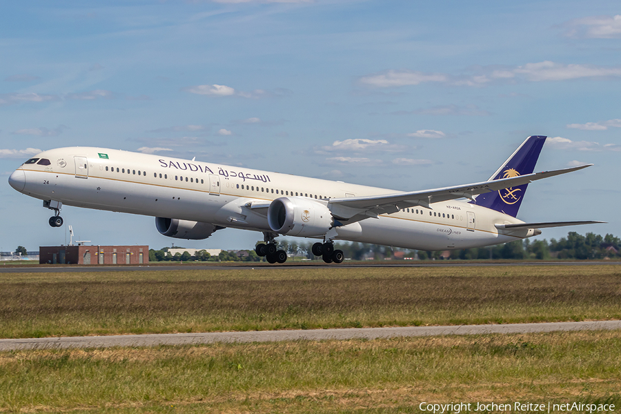Saudi Arabian Airlines Boeing 787-10 Dreamliner (HZ-AR24) | Photo 388388