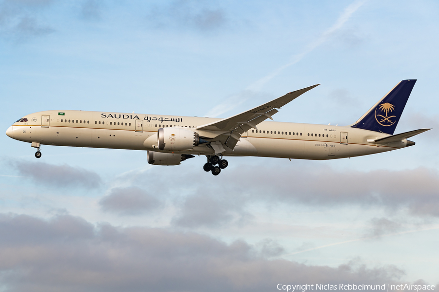 Saudi Arabian Airlines Boeing 787-10 Dreamliner (HZ-AR25) | Photo 481049