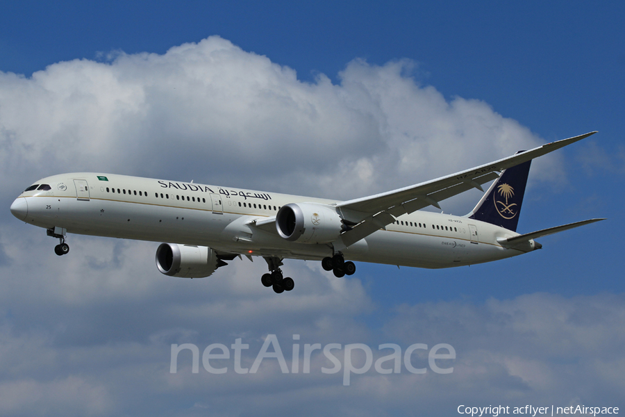 Saudi Arabian Airlines Boeing 787-10 Dreamliner (HZ-AR25) | Photo 454180