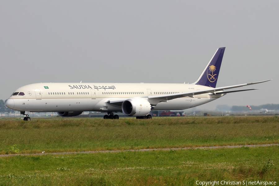 Saudi Arabian Airlines Boeing 787-10 Dreamliner (HZ-AR28) | Photo 454282