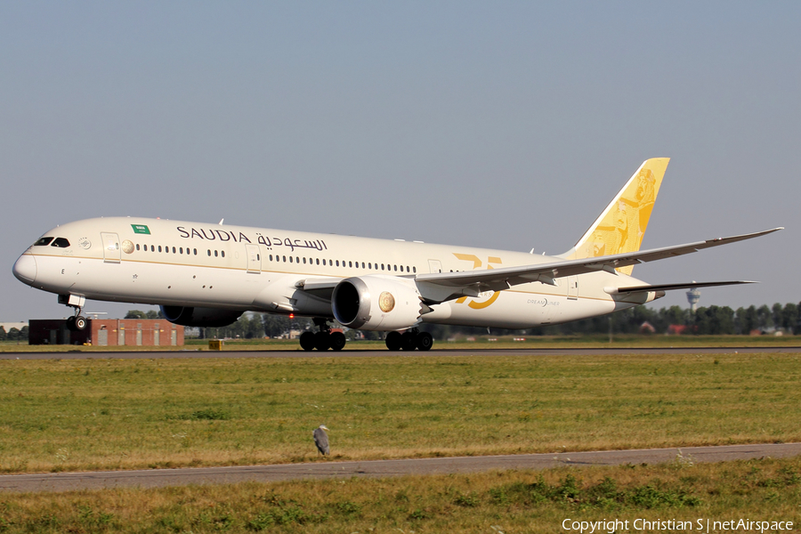 Saudi Arabian Airlines Boeing 787-9 Dreamliner (HZ-ARE) | Photo 522696