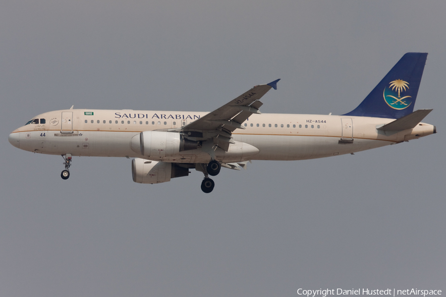 Saudi Arabian Airlines Airbus A320-214 (HZ-AS44) | Photo 417961