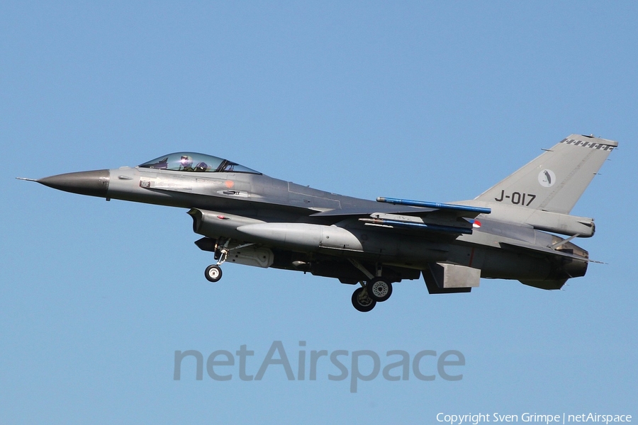 Royal Netherlands Air Force General Dynamics F-16AM Fighting Falcon (J-017) | Photo 239870