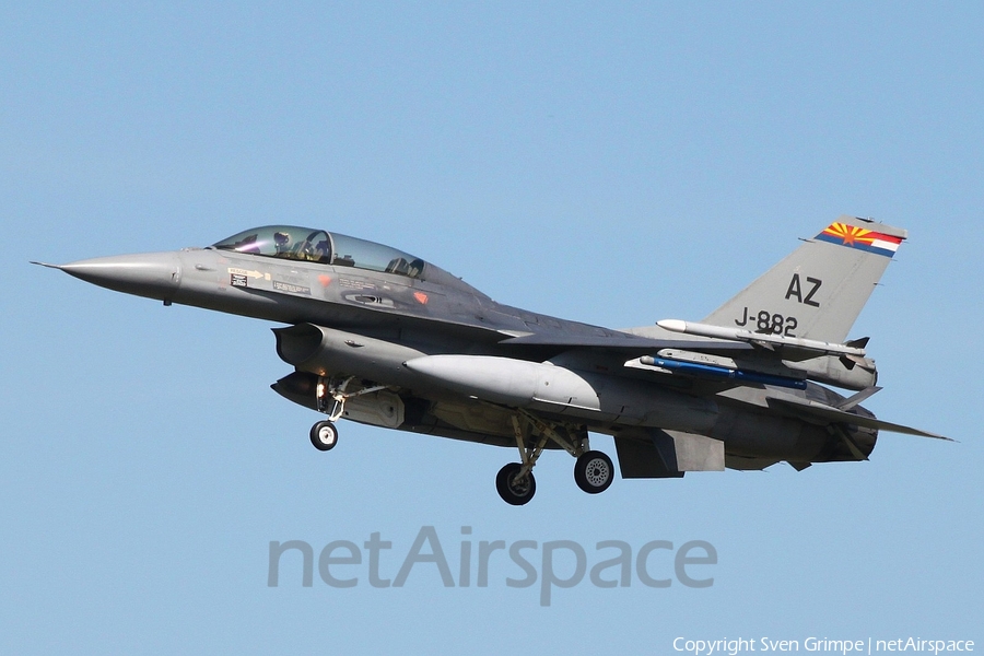 Royal Netherlands Air Force General Dynamics F-16BM Fighting Falcon (J-882) | Photo 240355