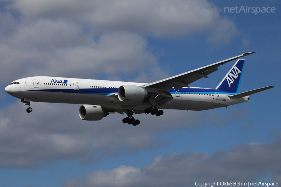 All Nippon Airways - ANA Boeing 777-381(ER) (JA733A) | Photo 58315