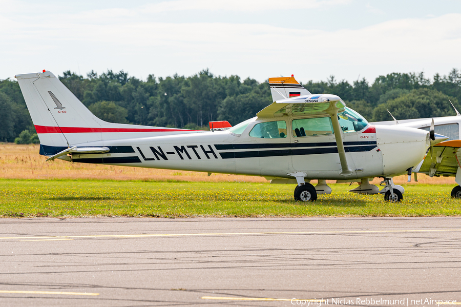 (Private) Cessna 172N Skyhawk (LN-MTH) | Photo 397566