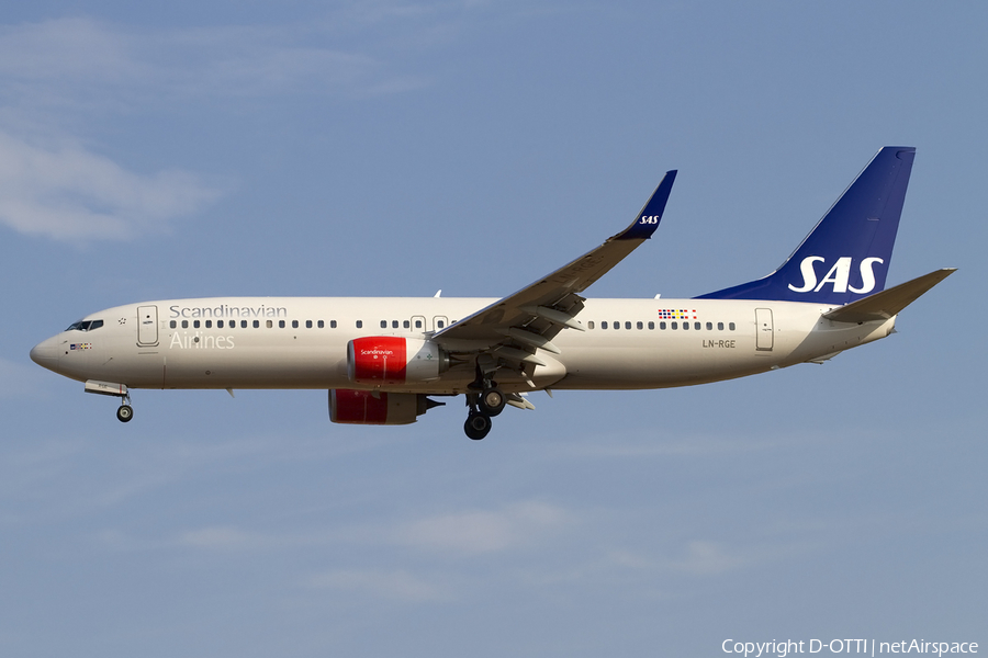 SAS - Scandinavian Airlines Boeing 737-86N (LN-RGE) | Photo 415952