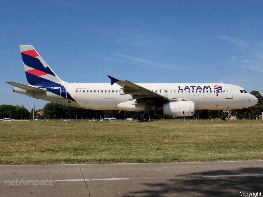 LATAM Airlines Argentina Airbus A320-233 (LV-BRY) | Photo 201568