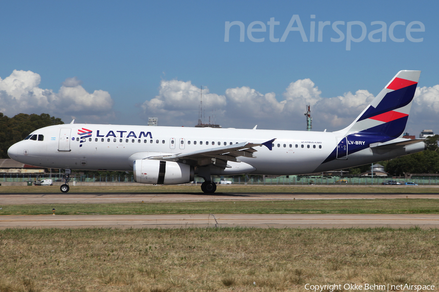 LATAM Airlines Argentina Airbus A320-233 (LV-BRY) | Photo 230207