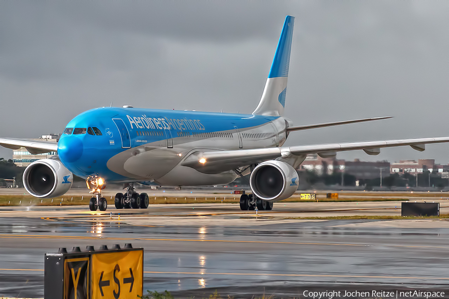 Aerolineas Argentinas Airbus A330-223 (LV-FNJ) | Photo 102887