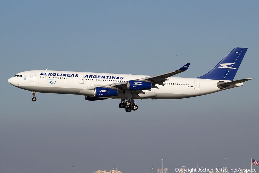 Aerolineas Argentinas Airbus A340-211 (LV-ZRA) | Photo 43062