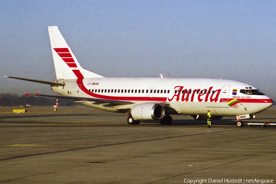 Aurela Boeing 737-382 (LY-SKW) | Photo 476575