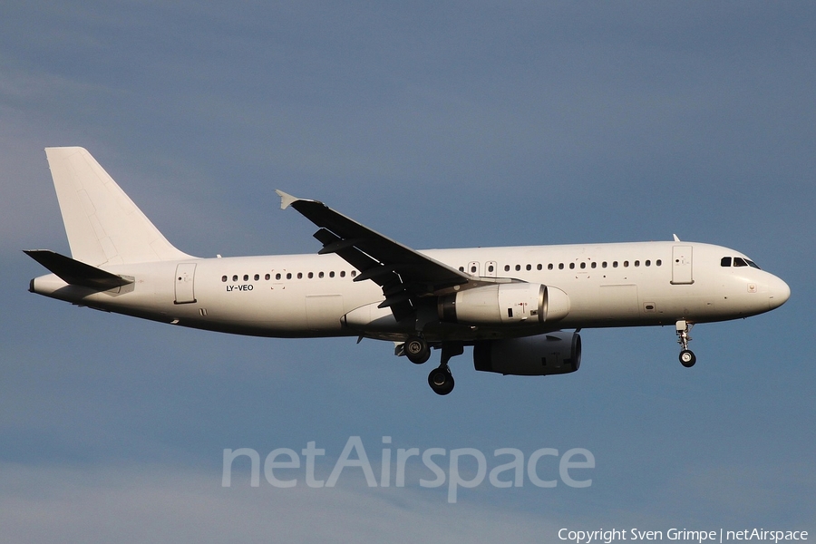 Vueling Airbus A320-233 (LY-VEO) | Photo 113389