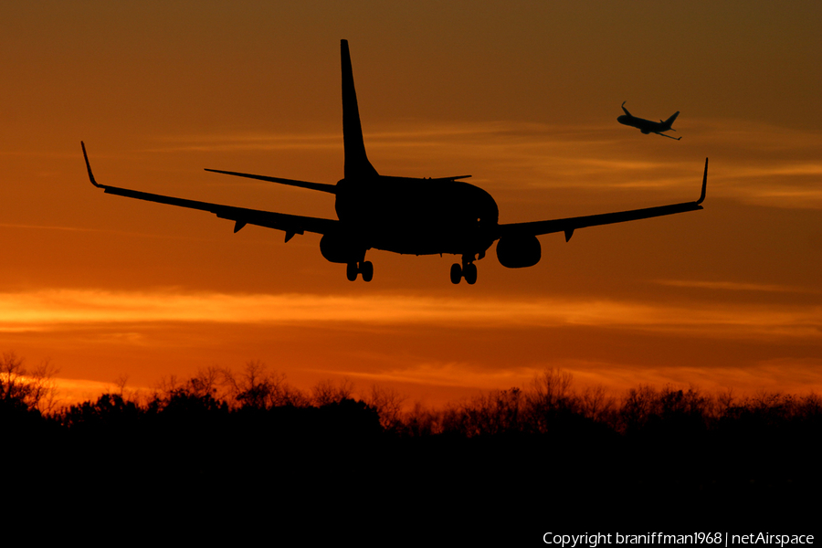 Continental Airlines Boeing 737-724 (N*****) | Photo 53100