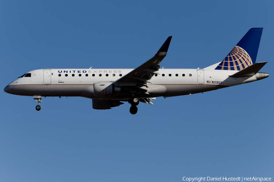 United Express (SkyWest Airlines) Embraer ERJ-175LR (ERJ-170-200LR) (N113SY) | Photo 448524