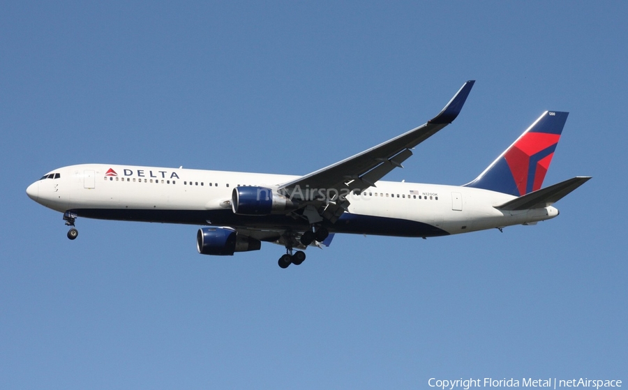 Delta Air Lines Boeing 767-332(ER) (N1200K) | Photo 303545