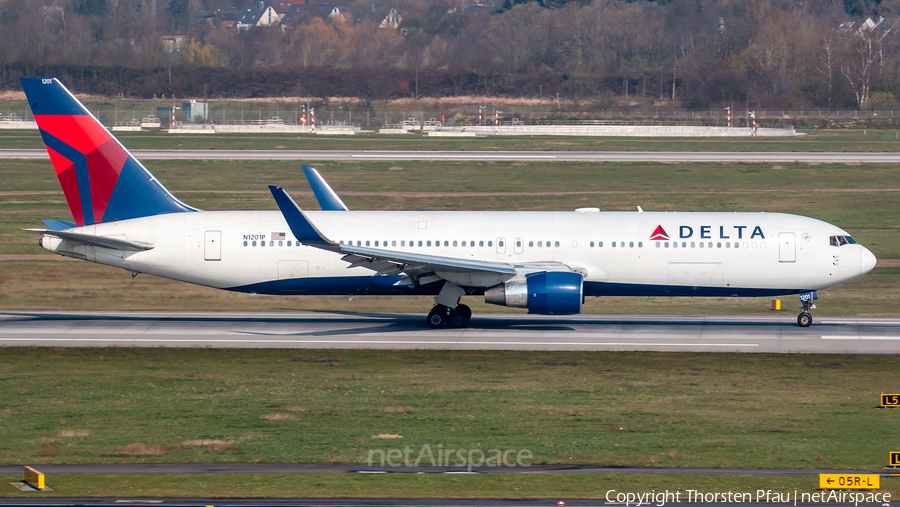 Delta Air Lines Boeing 767-332(ER) (N1201P) | Photo 437798