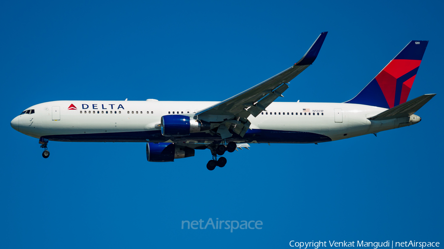 Delta Air Lines Boeing 767-332(ER) (N1201P) | Photo 190245