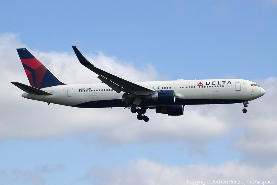 Delta Air Lines Boeing 767-332(ER) (N1201P) | Photo 109073