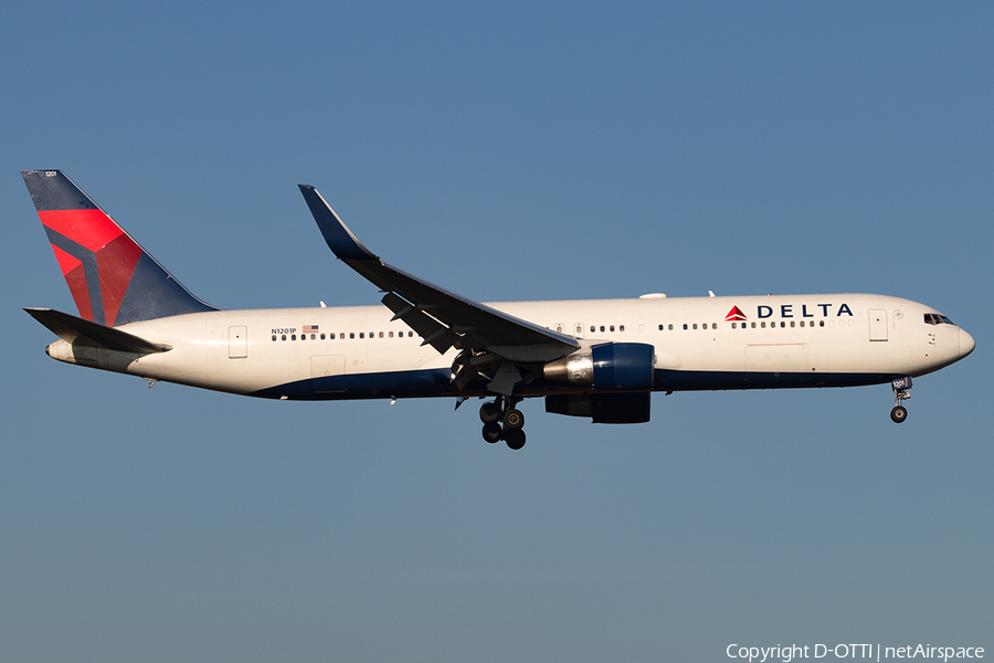 Delta Air Lines Boeing 767-332(ER) (N1201P) | Photo 142104