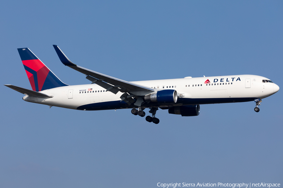 Delta Air Lines Boeing 767-332(ER) (N1201P) | Photo 323220