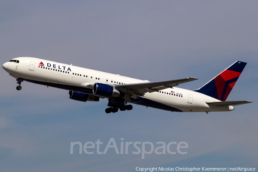 Delta Air Lines Boeing 767-332 (N121DE) | Photo 161430