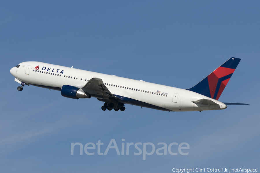 Delta Air Lines Boeing 767-332 (N121DE) | Photo 40175