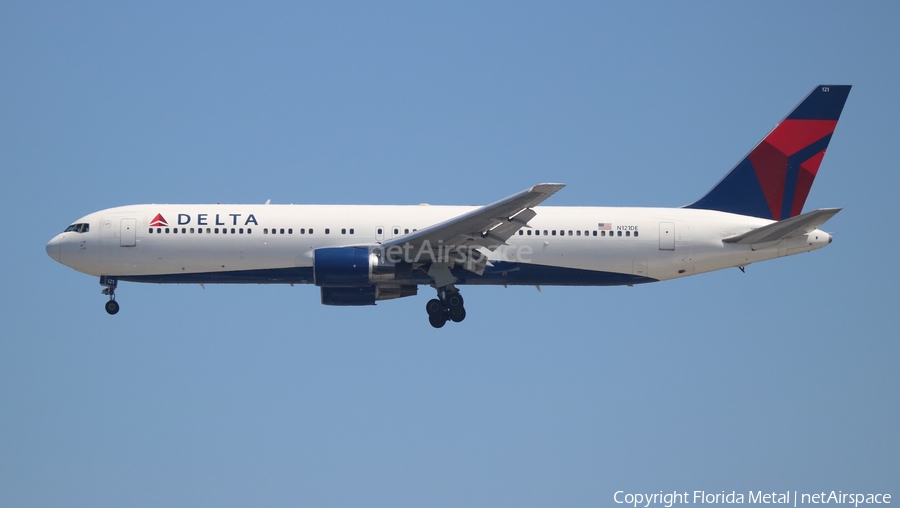 Delta Air Lines Boeing 767-332 (N121DE) | Photo 566470