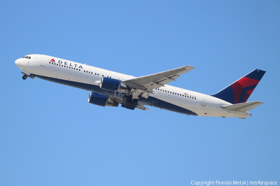 Delta Air Lines Boeing 767-332 (N121DE) | Photo 566471