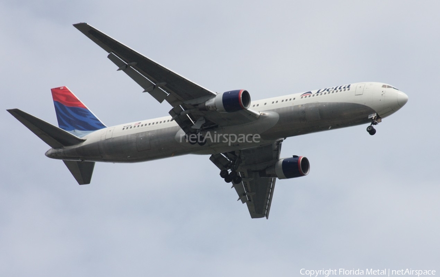 Delta Air Lines Boeing 767-332 (N121DE) | Photo 307185