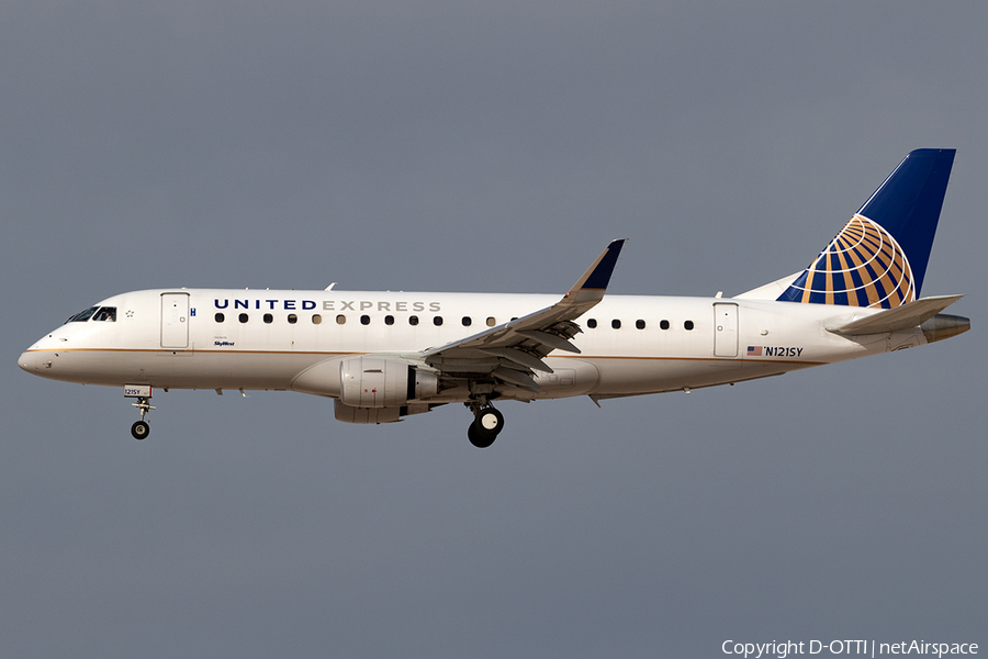 United Express (SkyWest Airlines) Embraer ERJ-175LR (ERJ-170-200LR) (N121SY) | Photo 137832