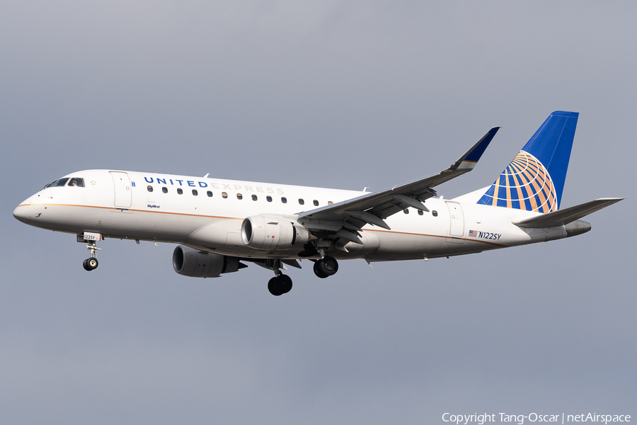 United Express (SkyWest Airlines) Embraer ERJ-175LR (ERJ-170-200LR) (N122SY) | Photo 553005