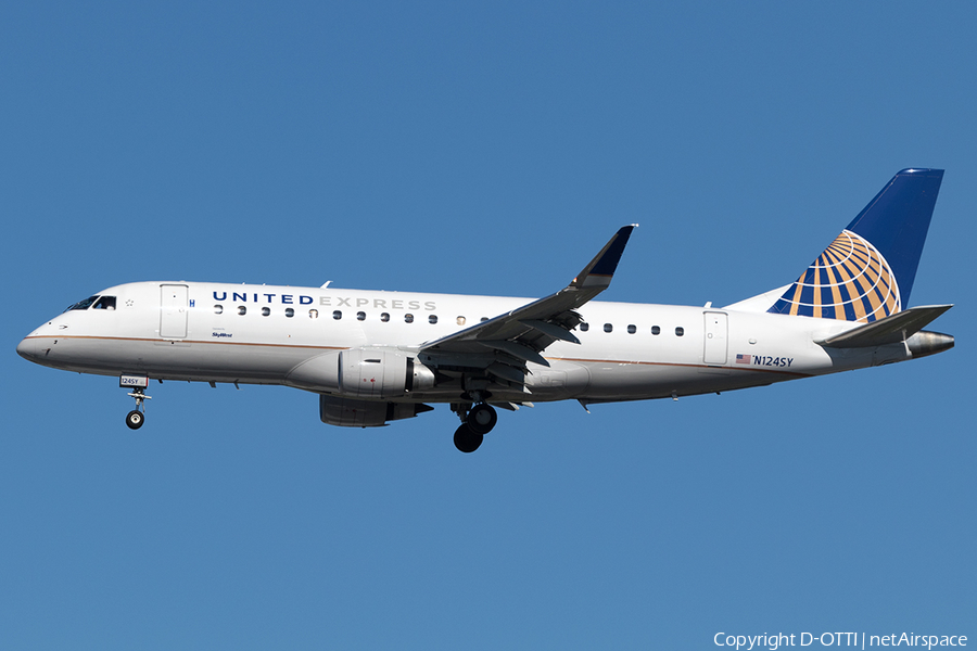 United Express (SkyWest Airlines) Embraer ERJ-175LR (ERJ-170-200LR) (N124SY) | Photo 178075