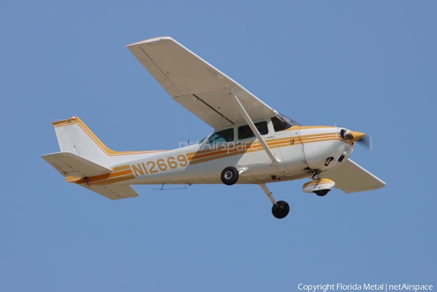 Hedgehopper Flying Club Cessna 172M Skyhawk (N12669) | Photo 681154