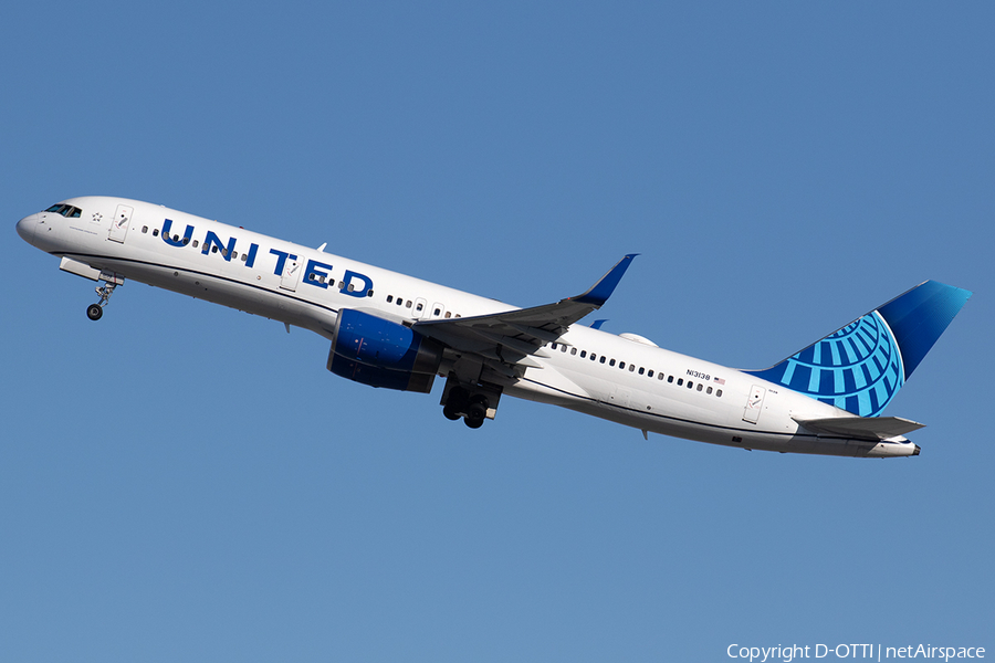 United Airlines Boeing 757-224 (N13138) | Photo 539612