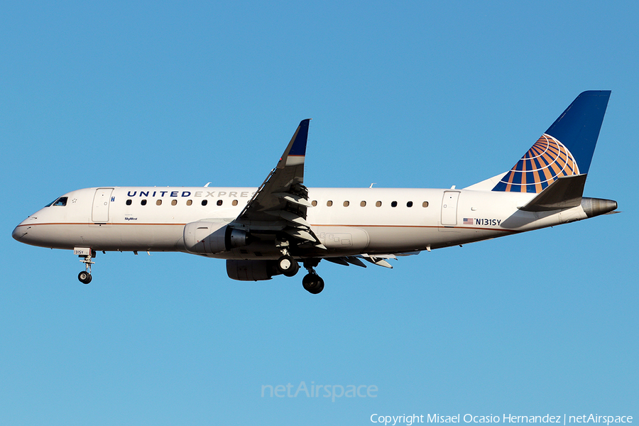 United Express (SkyWest Airlines) Embraer ERJ-175LR (ERJ-170-200LR) (N131SY) | Photo 208038