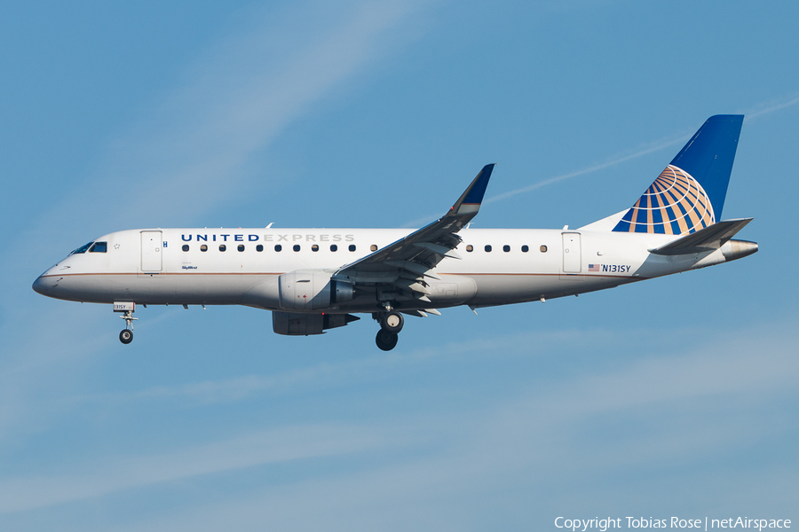 United Express (SkyWest Airlines) Embraer ERJ-175LR (ERJ-170-200LR) (N131SY) | Photo 298764