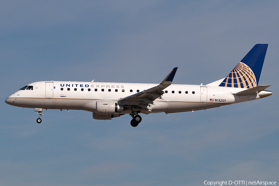 United Express (SkyWest Airlines) Embraer ERJ-175LR (ERJ-170-200LR) (N132SY) | Photo 137557