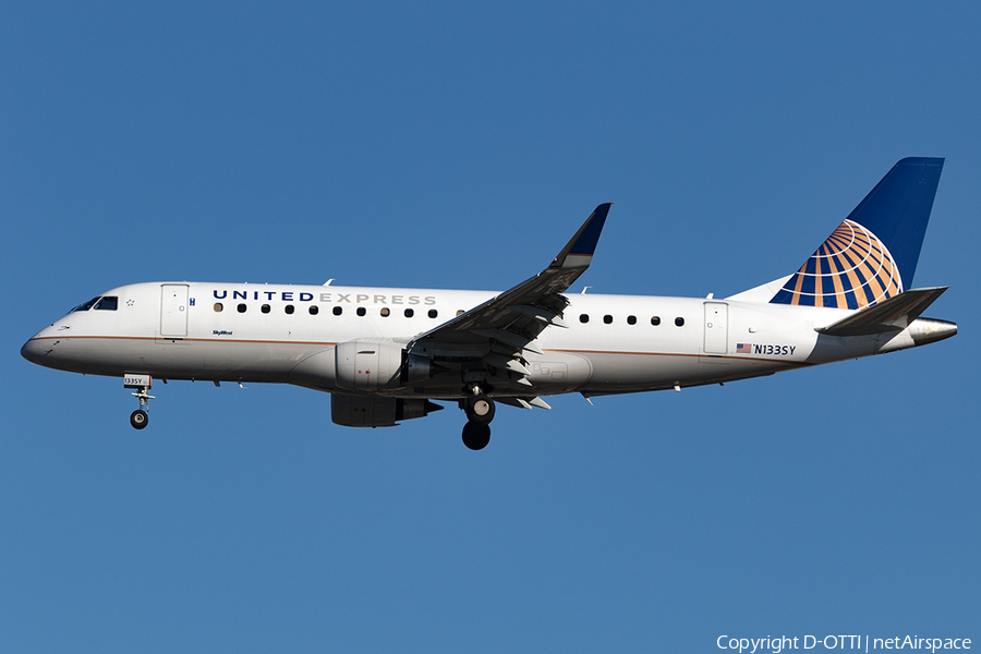 United Express (SkyWest Airlines) Embraer ERJ-175LR (ERJ-170-200LR) (N133SY) | Photo 144725